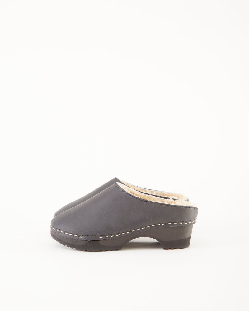 Leo Shearling Clogs in Black/Camel