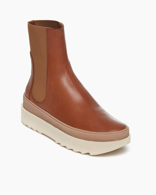 Angeled view of the France in Caramello leather: an easy pull-on chelsea boot with rubber midsole in latte and toothed EVA out sole in polar.