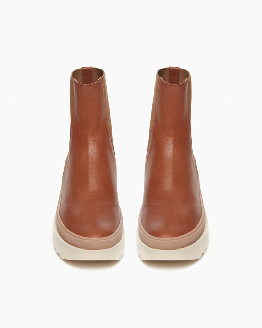 Front view of the France in Caramello leather: an easy pull-on chelsea boot with rubber midsole in latte and toothed EVA out sole in polar.